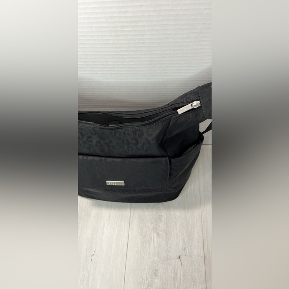 Baggallini Black Shoulder Bag. - Picture 3 of 9